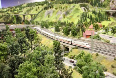 Lange kørestrækninger, det ser godt ud, når en ICE 401 kommer kørende som en 14 vognsæt, her det dog "kun" en 402'er
