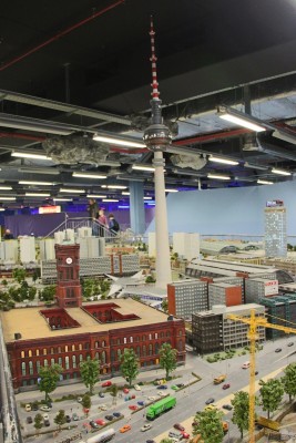 Fernsehturm, 368 meter, oprindeligt 365 meter, det kunne de Østtyske børn huske, 365 meter, 365 dage om året.. i 1997 fik tårnet en ny antenne og lagt 3 meter til i højden, Udsigtplatform i 203 meter højde og reatauranten serverer udemærket mad i 207 meter højde, mens den kører rundt, så man kan se hele Berlin, mens man spiser