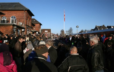 Godtfolk fra nær og fjern var mødt op og afventer spændt den MQ, der skal markere åbningen af den nye Aarhus Nærbane. MQ'en indeholdte i øvrigt en trafikminister.