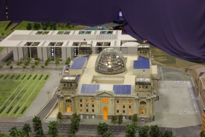 Reichstag med Dome, bygningen er flot restaureret, men hensyn til den tidlige arkitektur, en del af taget er solpaneler, pænt bygget ind, så det ikke ses, Domen kan besøges, og der går en 230 meter lang rampe op, til et udsigtplatform inden i Domen