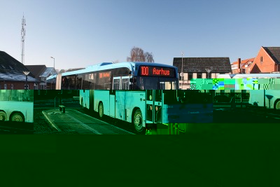 ...mens "konkurrenten", mennesketom, kunne se til fra banegårdspladsen. Med Litra MQ er der ny komfort til de rejsende, der så passende kan vælge toget, frem for bussen, der i øvrigt kører stort set samme vej.