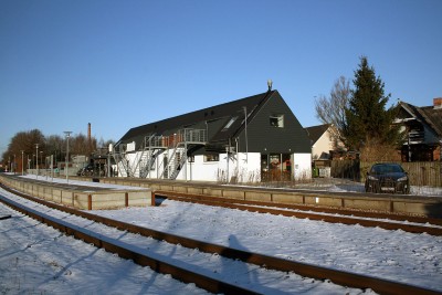 Tilbage i Malling tog jeg et billede den moderniserede stationsbygning. Der er unægteligt sket meget siden dengang en ung Erik V Pedersen var forbi og tog et billede fra næsten samme sted (der er et hegn i vejen nu). HHJ M2 er hensat i vognhallen i Handest og derfor ikke med på billedet.