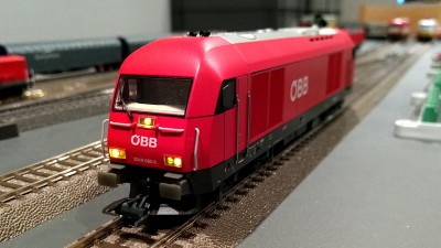 Gult frontlys på et ældre Hobby-lokomotiv.