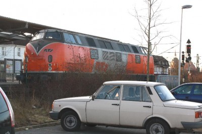 denne maskine holdt på stationen - og med et stykke nostalgi på P-pladsen til at tage noget af udsigten.