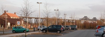 Jernbanebroen set fra stationen. Imponerende bygningsværk.
