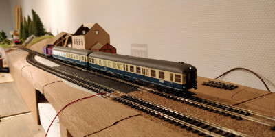 Nærtrafiktog med BR 212 og "Mitteleinstiegswagen"