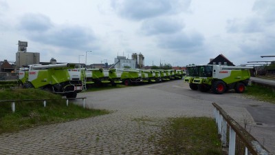 P1020536.JPG (234.14 KiB) Vist 2894 gange på dette billed er der kun 19 mejetærskere, der står en gemt bag en anden og nr. 21 er stadig på togvognen