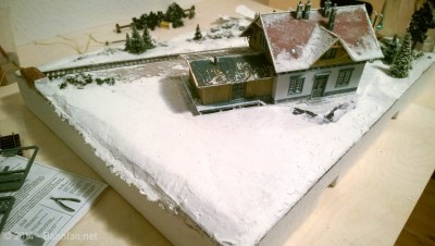 Stationspladsen er bygget op og spartlet.