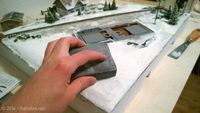Når Foam Putty er tørt, kan du slibe det pænt med en slibeklods.