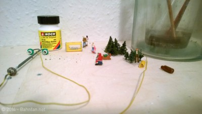 Noch Hin und Weg Kleber gør det nemt at flytte figurer rundt.