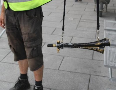 en arbejdsleder ved banen var udstyret med dette imponerende signalhorn