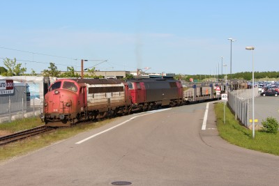 RCDK MY 1134 + NEG MZ 1439 rangere med tomme auto-transportvogne hos Autologik i Rg - Mikkel Bech Holgersen 5/6-2015